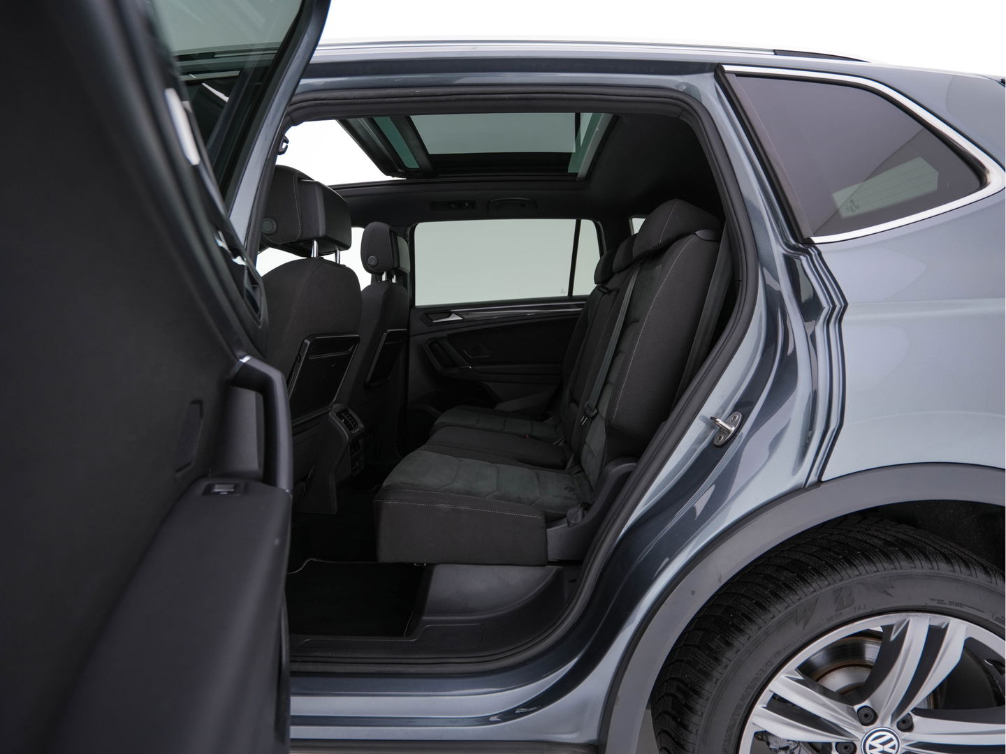 Volkswagen Tiguan Allspace 1.5 TSI R-line Highline Business (7-Pers.) (INCL-BTW) Aut * PANO | NAVI-FULLMAP | XENON | ALCANTARA | HEATED-ERGONOMIC-SPORTSEATS | KEYLESS | PRIVACY-GLASS | CAMERA | DAB | DIGI-COCKPIT | PDC | TOWBAR | ECC | 19"ALU*