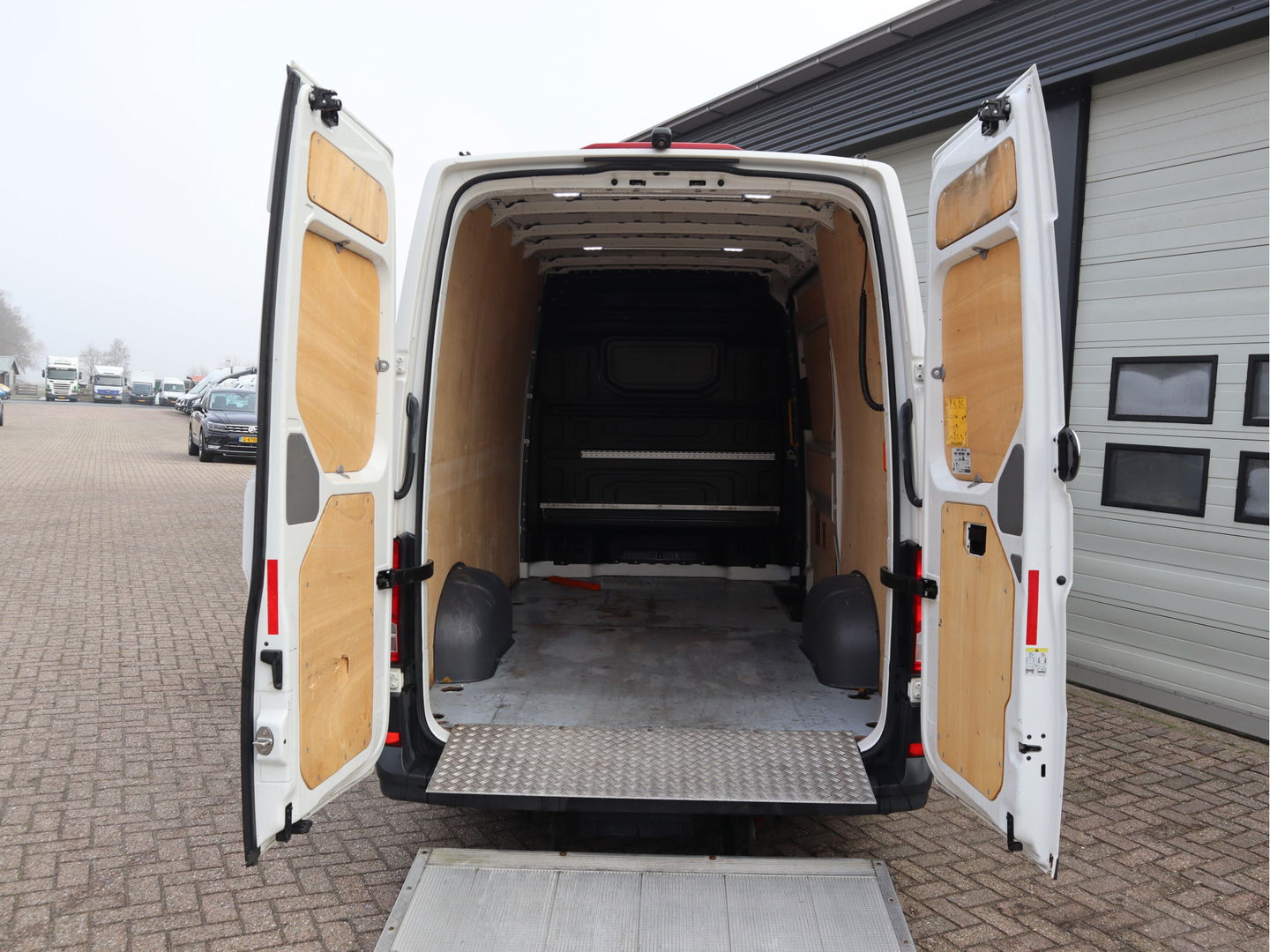 Volkswagen Crafter 2.0 TDI 177pk Automaat Euro 6 Laadklep Dhollandia