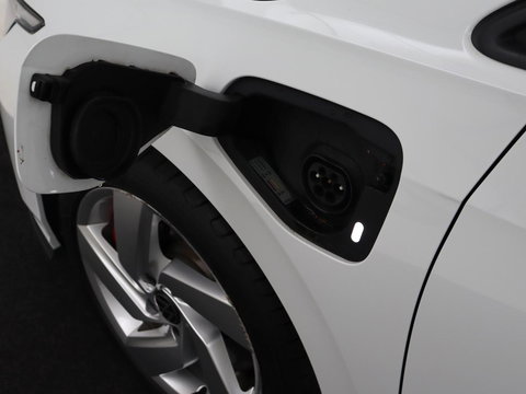 Volkswagen Golf 1.4 eHybrid GTE | Stoelverwarming | Adaptive cruise | Carplay | Navigatie | Parkeerhulp | Full LED | Sfeerverlichting | Climate control | PHEV | Plug In