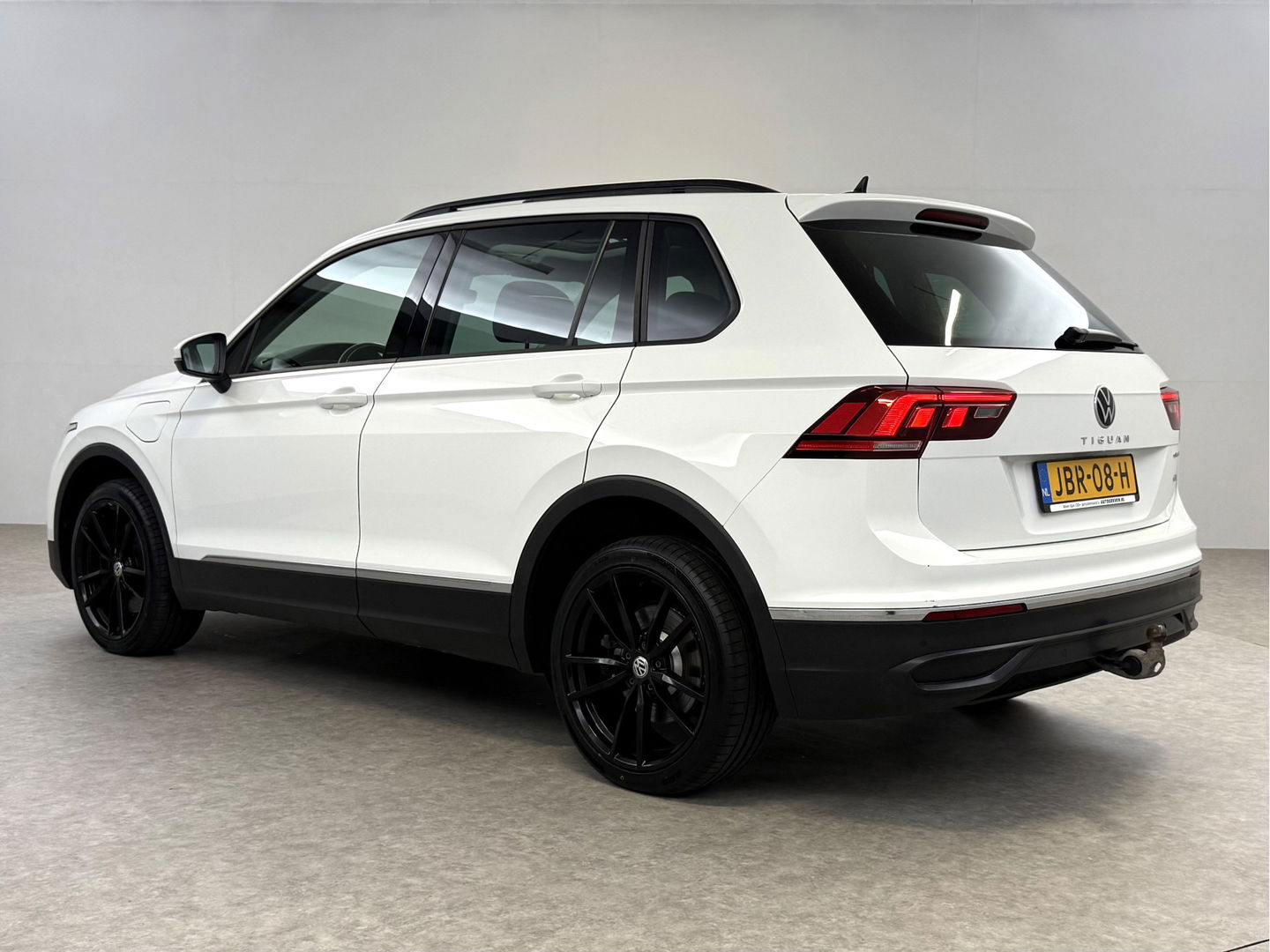 Volkswagen Tiguan 1.4 TSI eHybrid 225PK R-Line | SOH 93% | Pano | IQ Light | Virtual | Camera | Stuur/Stoelverw. | Adap. Cruise | Carplay | Trekh.