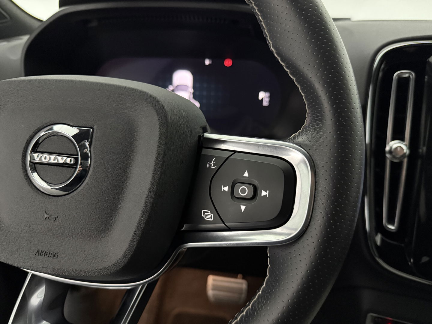 Volvo XC40 Recharge P8 AWD R-Design | 408PK | SOH 93% | Snelladen | H/K | Stoel/Stuurverw. | Camera | Virtual | Carplay | Trekh. | Adap. Cruise | Keyless | NAP