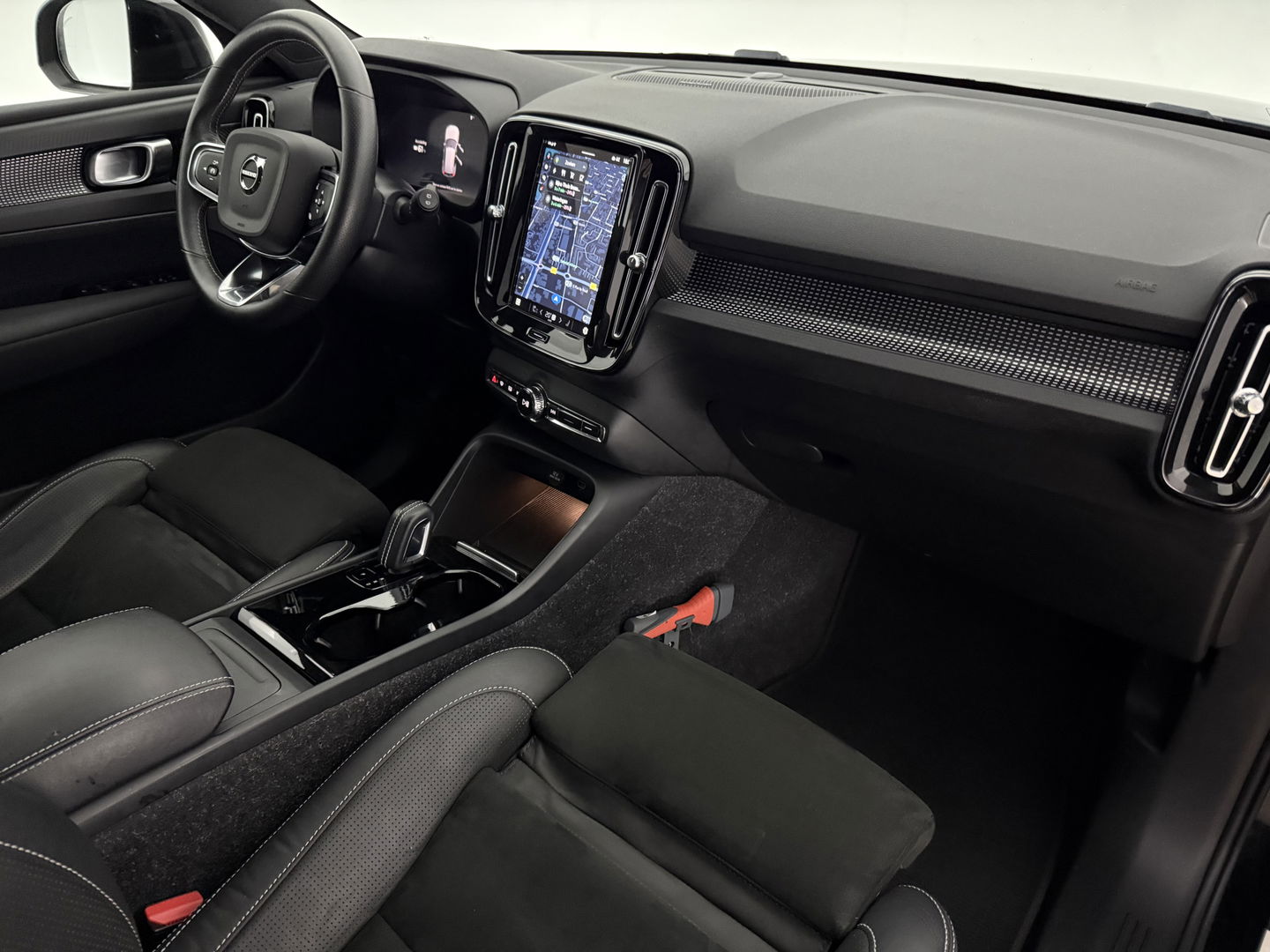 Volvo XC40 Recharge P8 AWD R-Design | 408PK | SOH 93% | Snelladen | H/K | Stoel/Stuurverw. | Camera | Virtual | Carplay | Trekh. | Adap. Cruise | Keyless | NAP