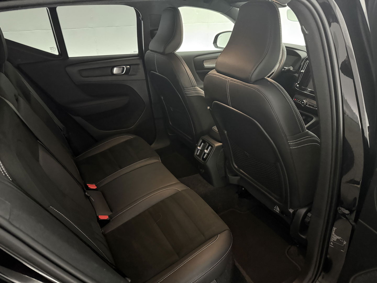 Volvo XC40 Recharge P8 AWD R-Design | 408PK | SOH 93% | Snelladen | H/K | Stoel/Stuurverw. | Camera | Virtual | Carplay | Trekh. | Adap. Cruise | Keyless | NAP