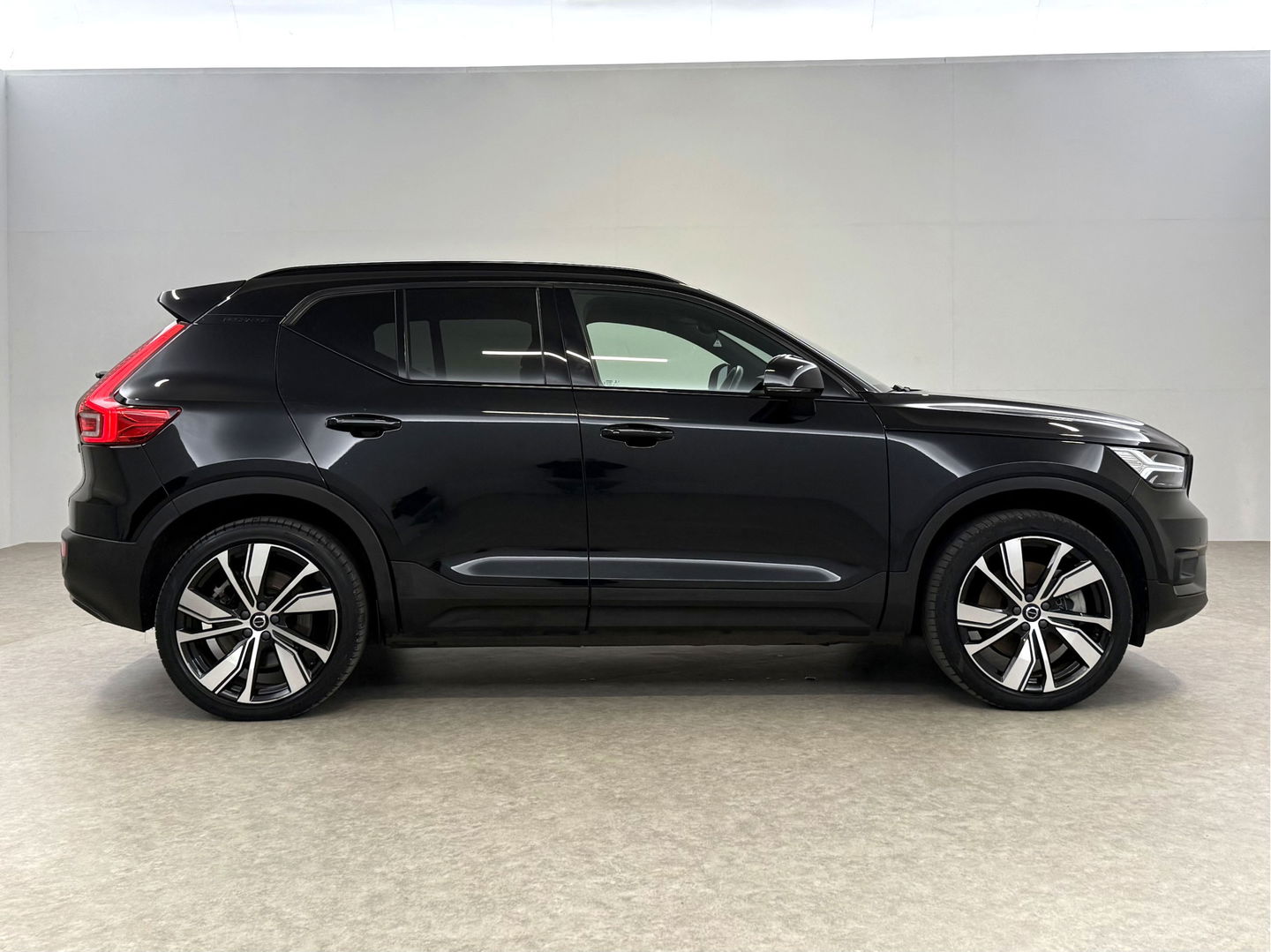 Volvo XC40 Recharge P8 AWD R-Design | 408PK | SOH 93% | Snelladen | H/K | Stoel/Stuurverw. | Camera | Virtual | Carplay | Trekh. | Adap. Cruise | Keyless | NAP