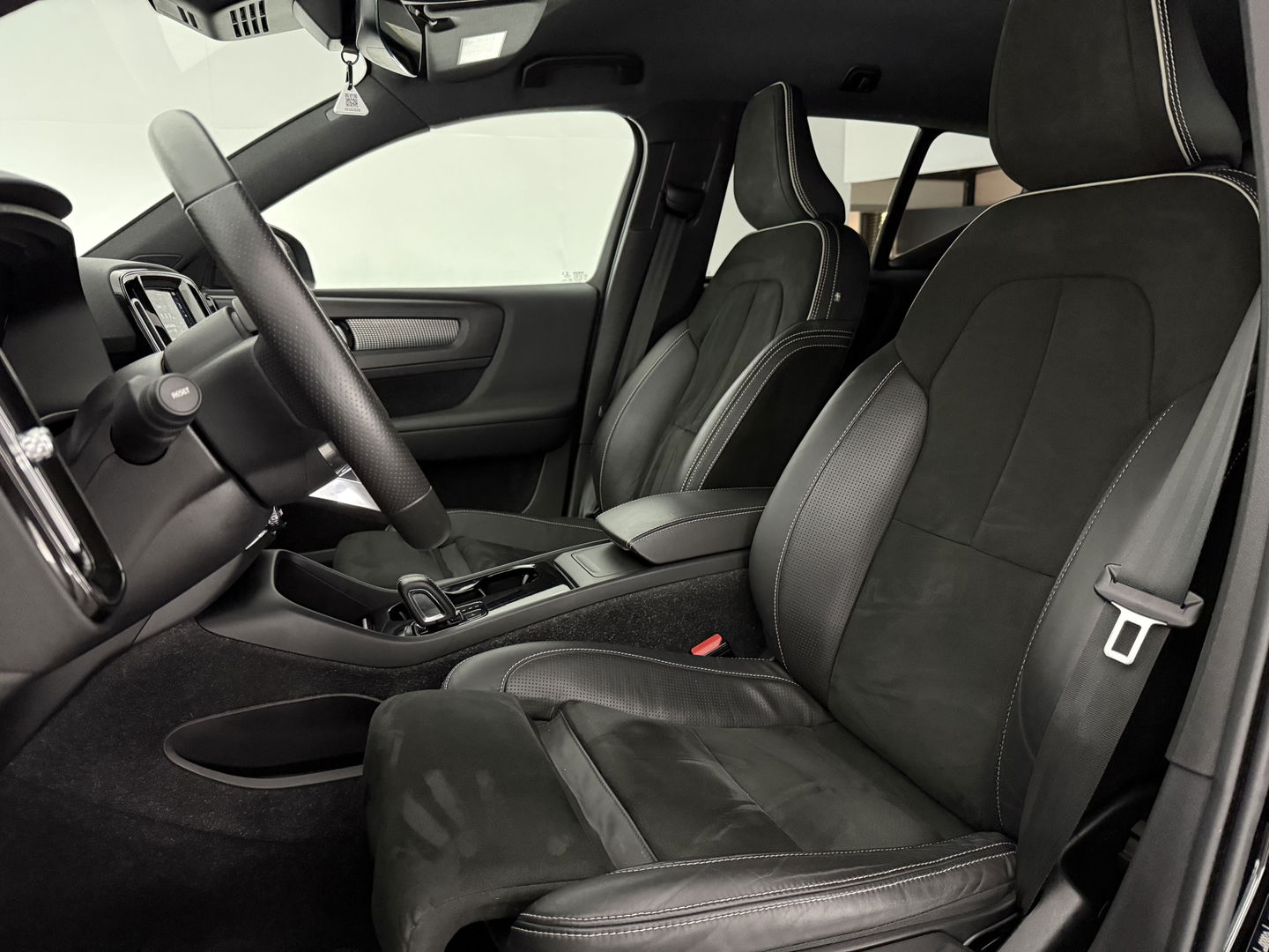 Volvo XC40 Recharge P8 AWD R-Design | 408PK | SOH 93% | Snelladen | H/K | Stoel/Stuurverw. | Camera | Virtual | Carplay | Trekh. | Adap. Cruise | Keyless | NAP