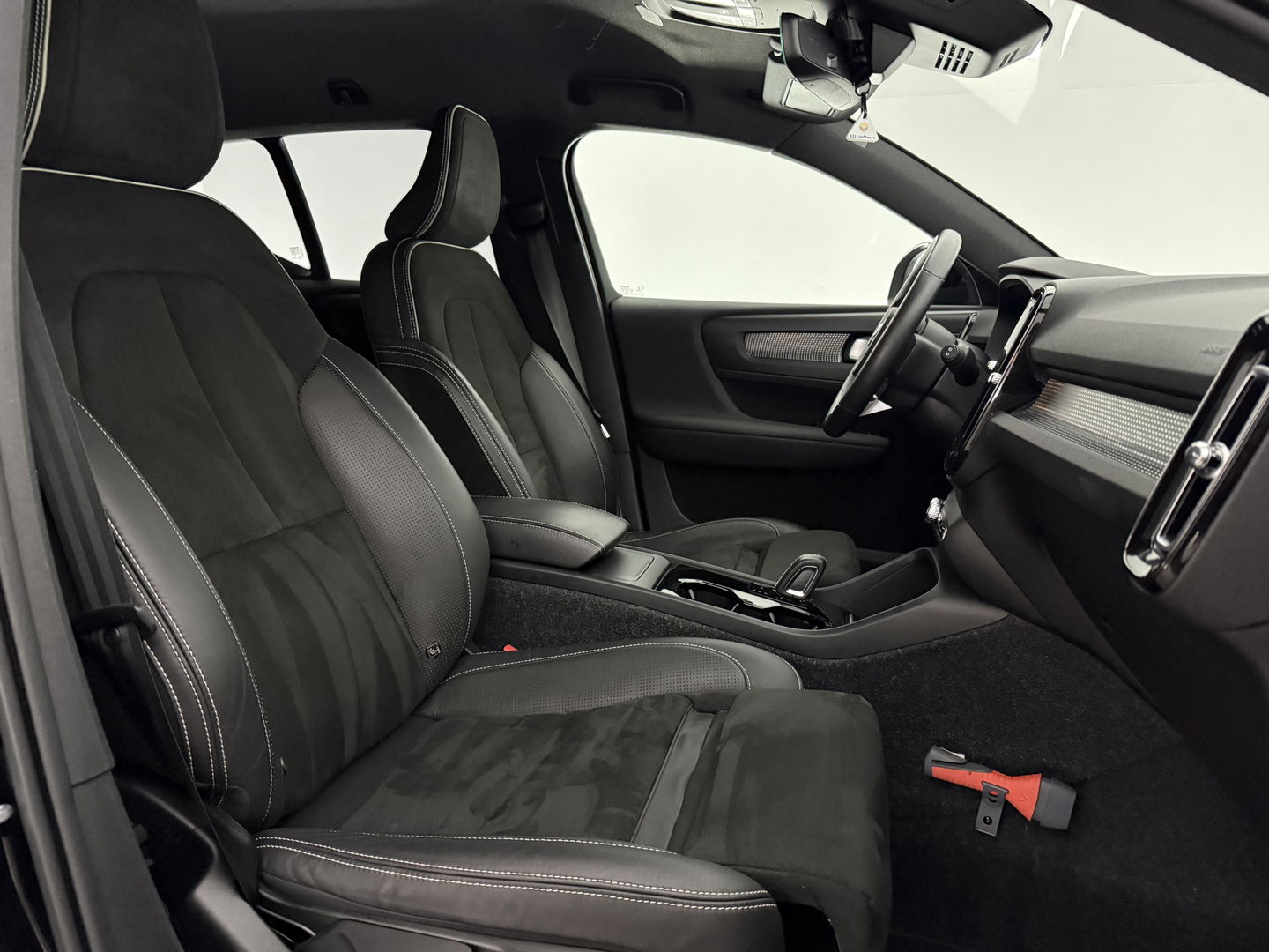 Volvo XC40 Recharge P8 AWD R-Design | 408PK | SOH 93% | Snelladen | H/K | Stoel/Stuurverw. | Camera | Virtual | Carplay | Trekh. | Adap. Cruise | Keyless | NAP