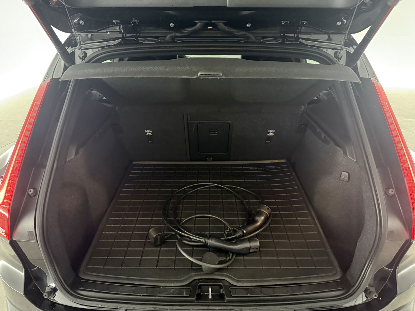 Volvo XC40 Recharge P8 AWD R-Design | 408PK | SOH 93% | Snelladen | H/K | Stoel/Stuurverw. | Camera | Virtual | Carplay | Trekh. | Adap. Cruise | Keyless | NAP