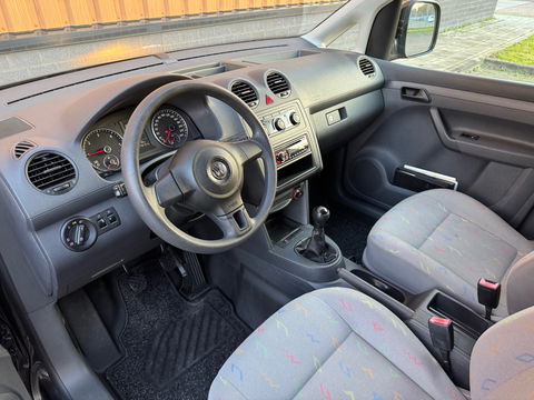 Volkswagen Caddy 1.6 TDI | Trekhaak | Parkeersensoren | Airconditioning | Cruise Control | 15" Lichtmetaal | Elektrische Spiegels | Radio/cd | Elektrische Ramen |