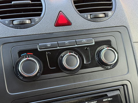 Volkswagen Caddy 1.6 TDI | Trekhaak | Parkeersensoren | Airconditioning | Cruise Control | 15" Lichtmetaal | Elektrische Spiegels | Radio/cd | Elektrische Ramen |