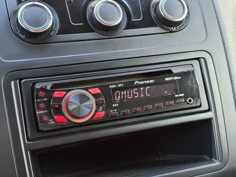 Volkswagen Caddy 1.6 TDI | Trekhaak | Parkeersensoren | Airconditioning | Cruise Control | 15" Lichtmetaal | Elektrische Spiegels | Radio/cd | Elektrische Ramen |