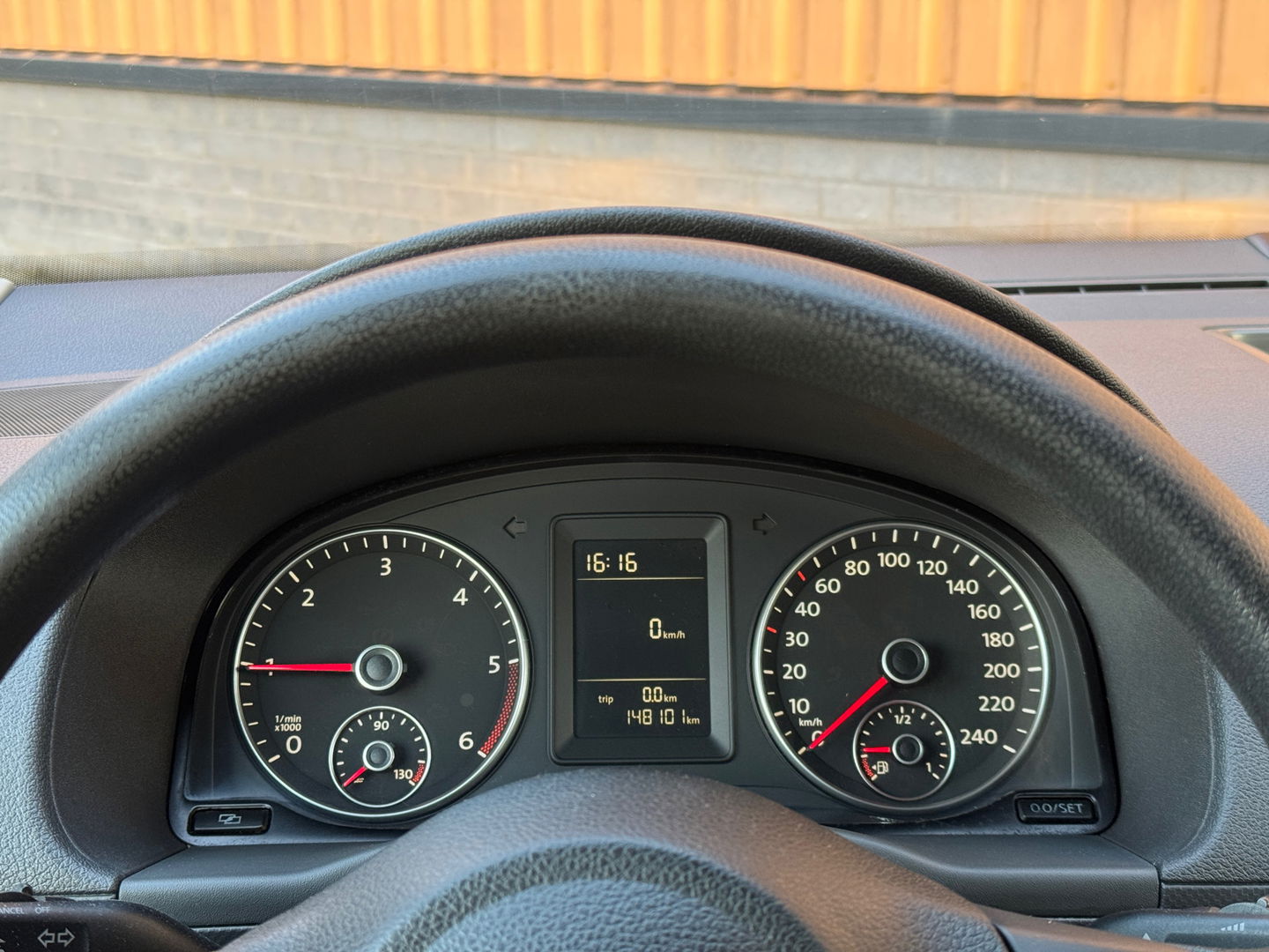 Volkswagen Caddy 1.6 TDI | Trekhaak | Parkeersensoren | Airconditioning | Cruise Control | 15" Lichtmetaal | Elektrische Spiegels | Radio/cd | Elektrische Ramen |