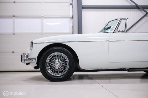 MG B 1.8 Roadster Overdrive 1973 | spaakwielen | stalen bumpers | rijdersauto |