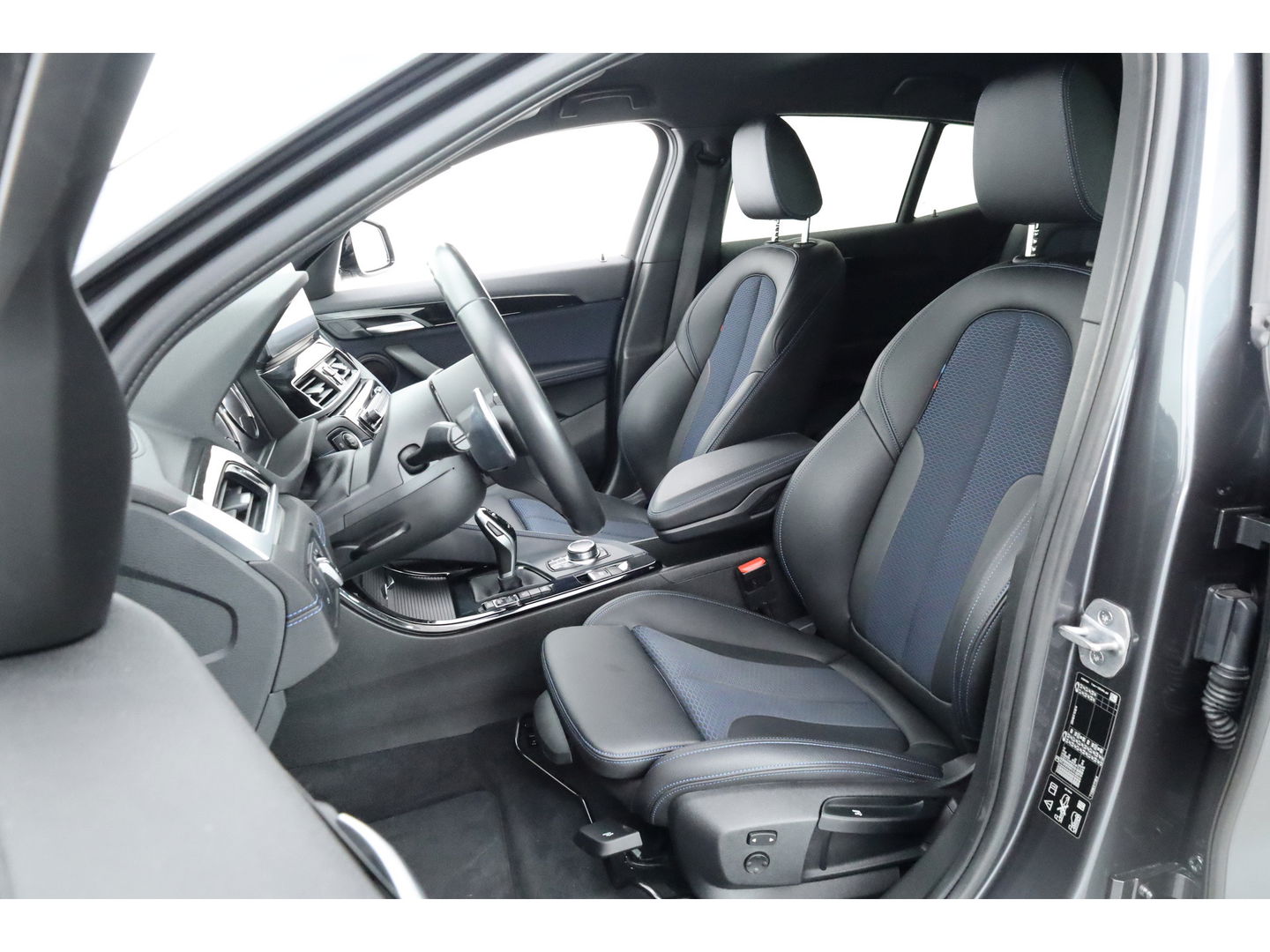 BMW X2 xDrive20i M Sport | HUD | Navi + Apple CarPlay | Camera | Stoelverw. | 19'' | Park Assist | Elek. Achterklep