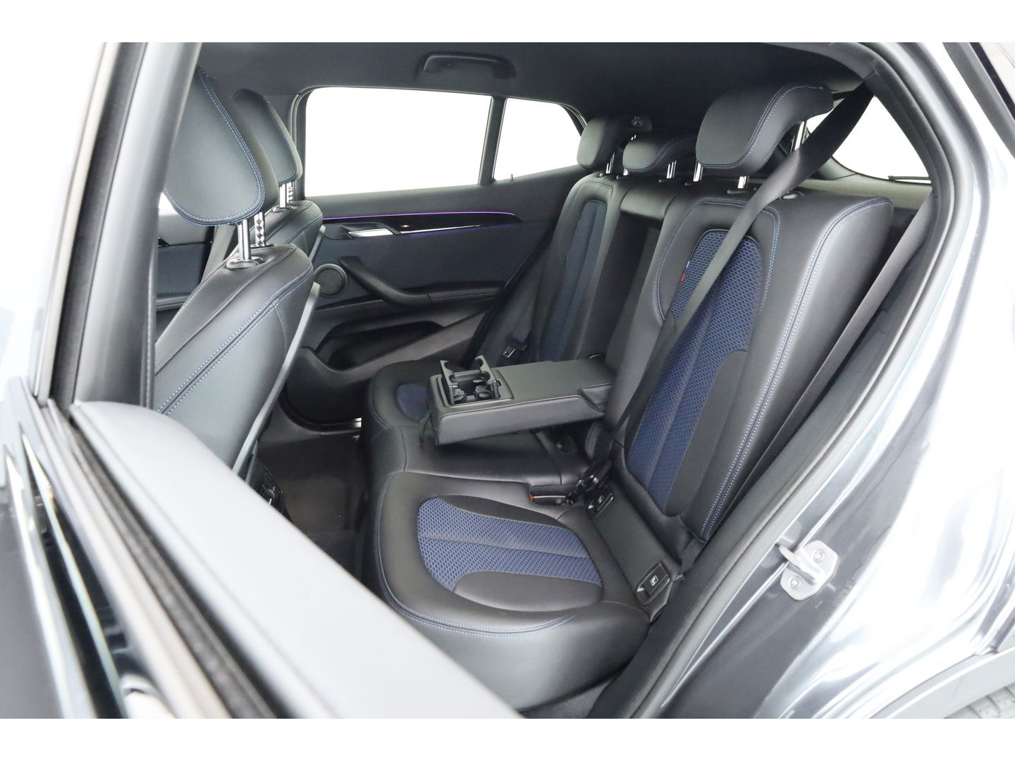 BMW X2 xDrive20i M Sport | HUD | Navi + Apple CarPlay | Camera | Stoelverw. | 19'' | Park Assist | Elek. Achterklep