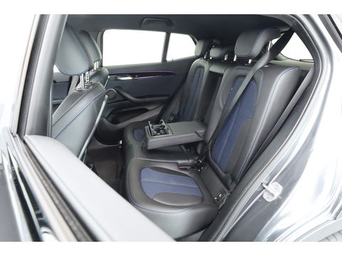 BMW X2 xDrive20i M Sport | HUD | Navi + Apple CarPlay | Camera | Stoelverw. | 19'' | Park Assist | Elek. Achterklep