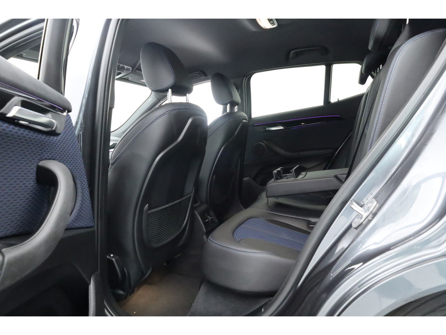 BMW X2 xDrive20i M Sport | HUD | Navi + Apple CarPlay | Camera | Stoelverw. | 19'' | Park Assist | Elek. Achterklep