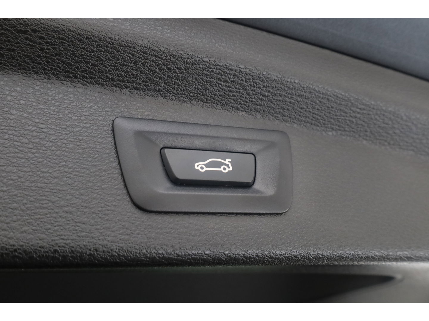 BMW X2 xDrive20i M Sport | HUD | Navi + Apple CarPlay | Camera | Stoelverw. | 19'' | Park Assist | Elek. Achterklep