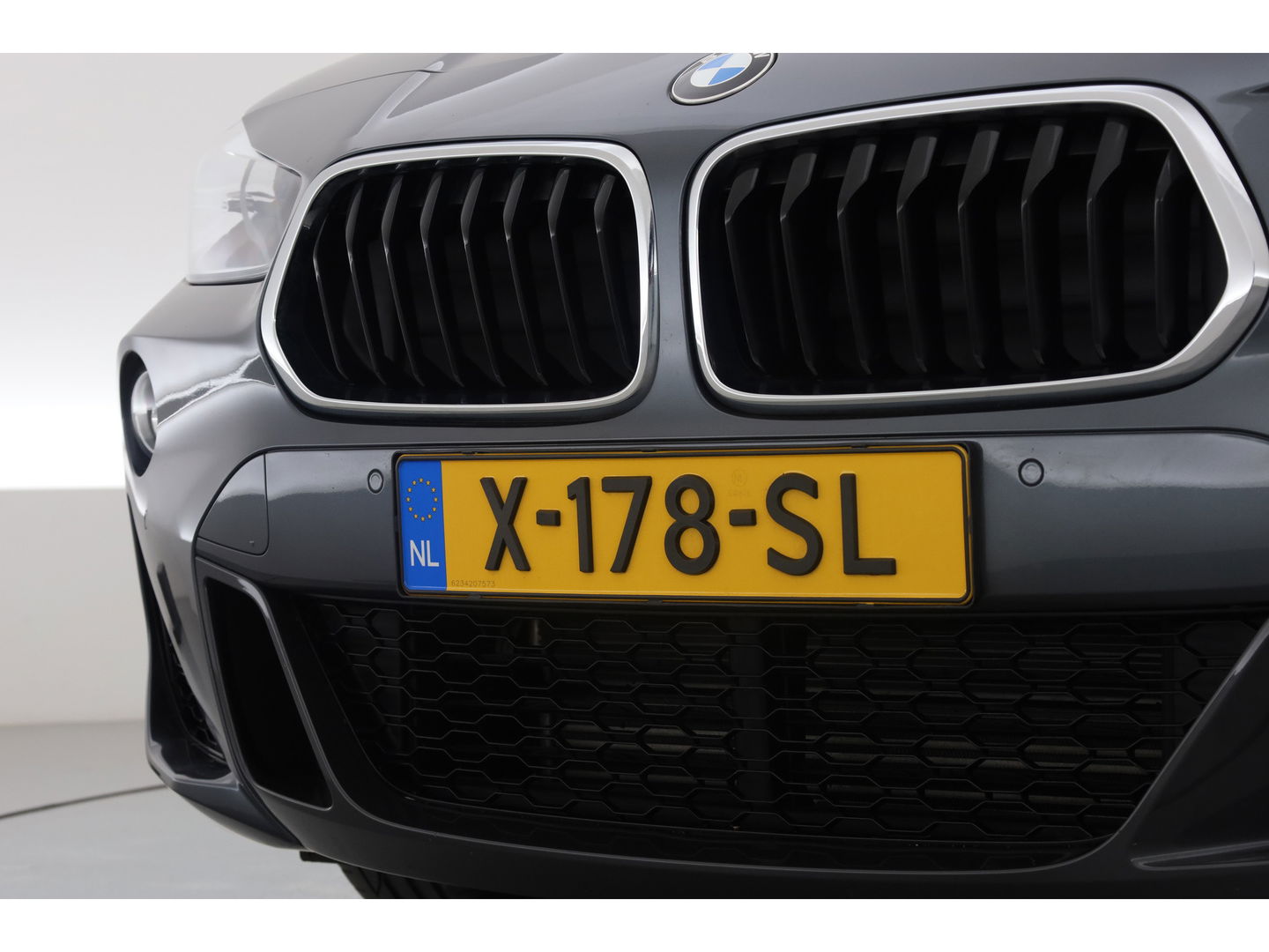BMW X2 xDrive20i M Sport | HUD | Navi + Apple CarPlay | Camera | Stoelverw. | 19'' | Park Assist | Elek. Achterklep