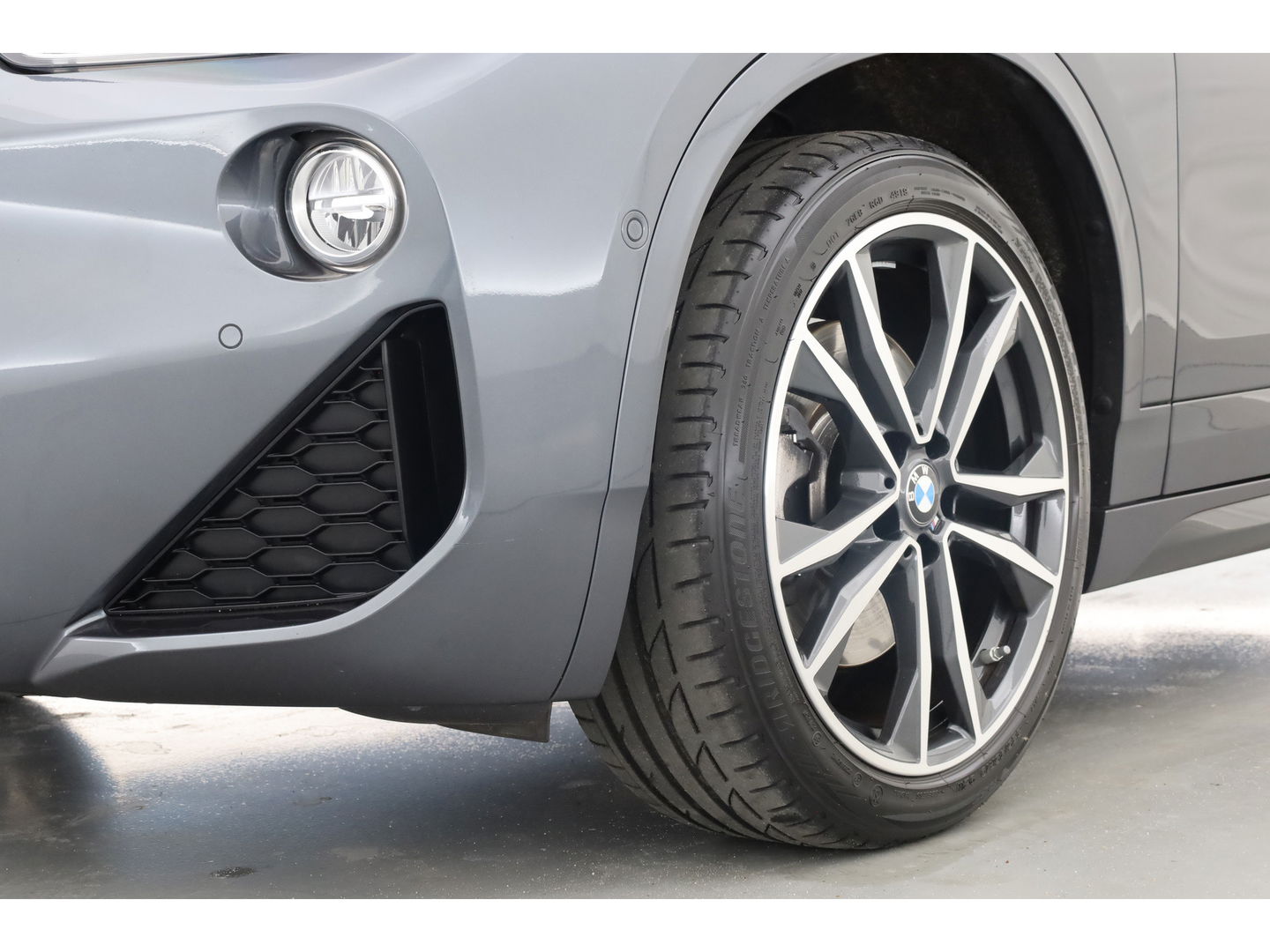 BMW X2 xDrive20i M Sport | HUD | Navi + Apple CarPlay | Camera | Stoelverw. | 19'' | Park Assist | Elek. Achterklep