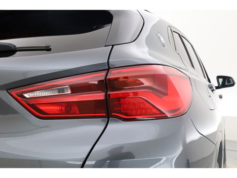 BMW X2 xDrive20i M Sport | HUD | Navi + Apple CarPlay | Camera | Stoelverw. | 19'' | Park Assist | Elek. Achterklep