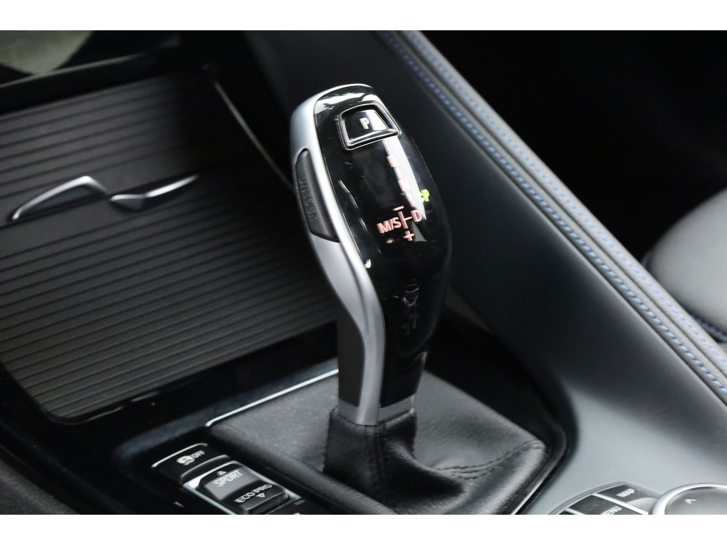 BMW X2 xDrive20i M Sport | HUD | Navi + Apple CarPlay | Camera | Stoelverw. | 19'' | Park Assist | Elek. Achterklep