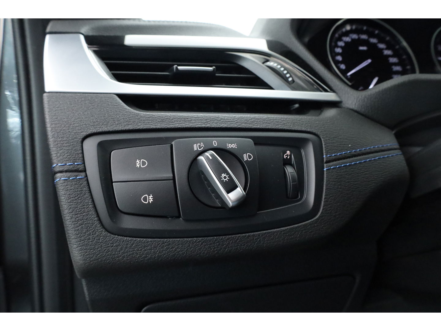 BMW X2 xDrive20i M Sport | HUD | Navi + Apple CarPlay | Camera | Stoelverw. | 19'' | Park Assist | Elek. Achterklep