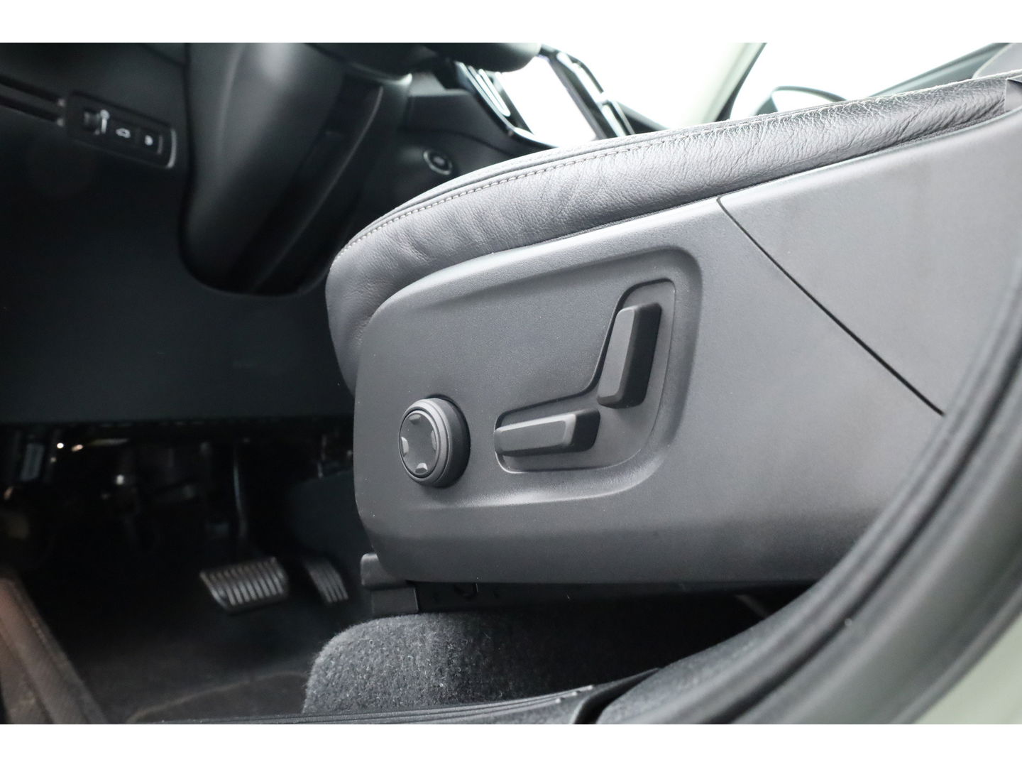 Volvo XC40 1.5 T4 Recharge Plus Dark | Pilot Assist | Elek. Trekhaak | Elek. Stoelen | Harman Kardon |  Camera | Nav+CarPlay |