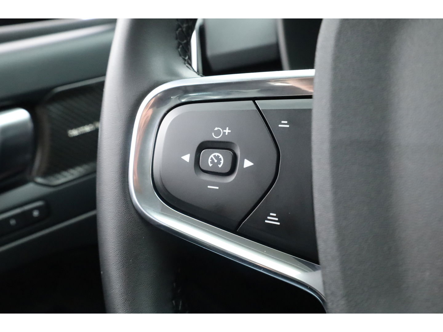 Volvo XC40 1.5 T4 Recharge Plus Dark | Pilot Assist | Elek. Trekhaak | Elek. Stoelen | Harman Kardon |  Camera | Nav+CarPlay |