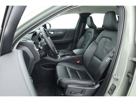 Volvo XC40 1.5 T4 Recharge Plus Dark | Pilot Assist | Elek. Trekhaak | Elek. Stoelen | Harman Kardon |  Camera | Nav+CarPlay |