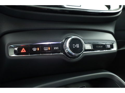 Volvo XC40 1.5 T4 Recharge Plus Dark | Pilot Assist | Elek. Trekhaak | Elek. Stoelen | Harman Kardon |  Camera | Nav+CarPlay |