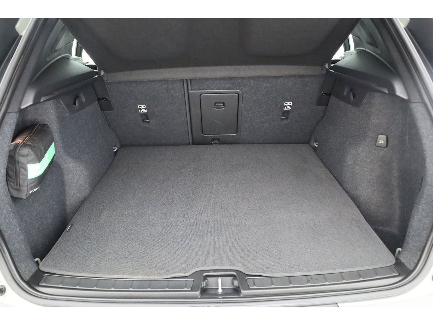 Volvo XC40 1.5 T4 Recharge Plus Dark | Pilot Assist | Elek. Trekhaak | Elek. Stoelen | Harman Kardon |  Camera | Nav+CarPlay |