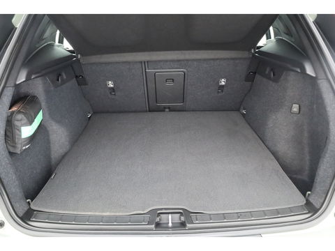 Volvo XC40 1.5 T4 Recharge Plus Dark | Pilot Assist | Elek. Trekhaak | Elek. Stoelen | Harman Kardon |  Camera | Nav+CarPlay |