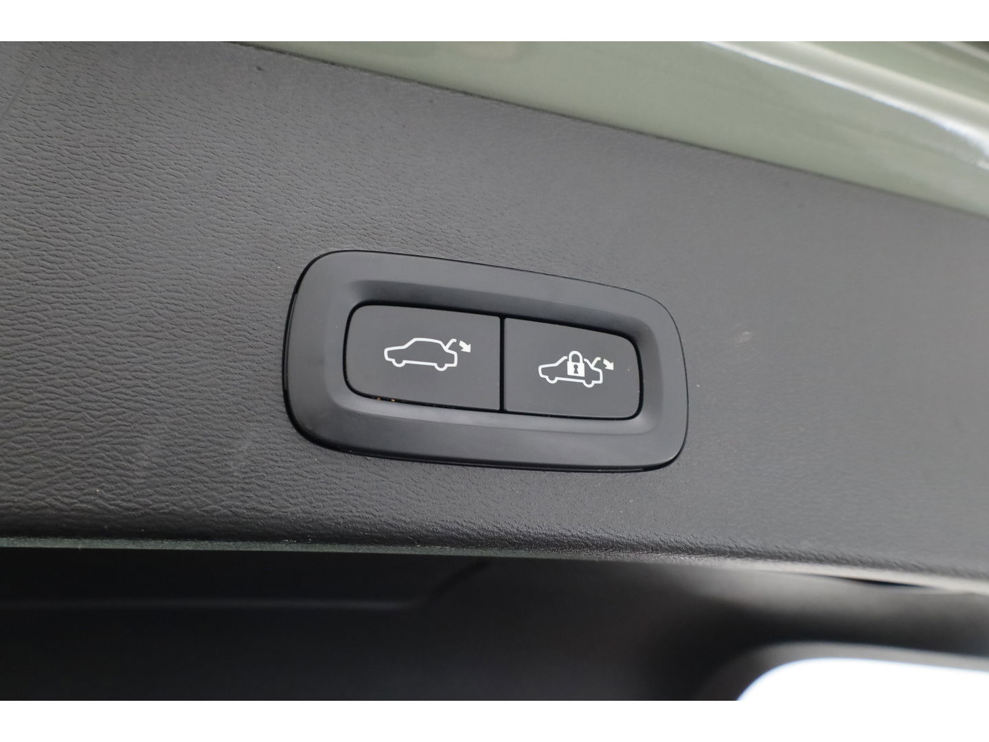 Volvo XC40 1.5 T4 Recharge Plus Dark | Pilot Assist | Elek. Trekhaak | Elek. Stoelen | Harman Kardon |  Camera | Nav+CarPlay |