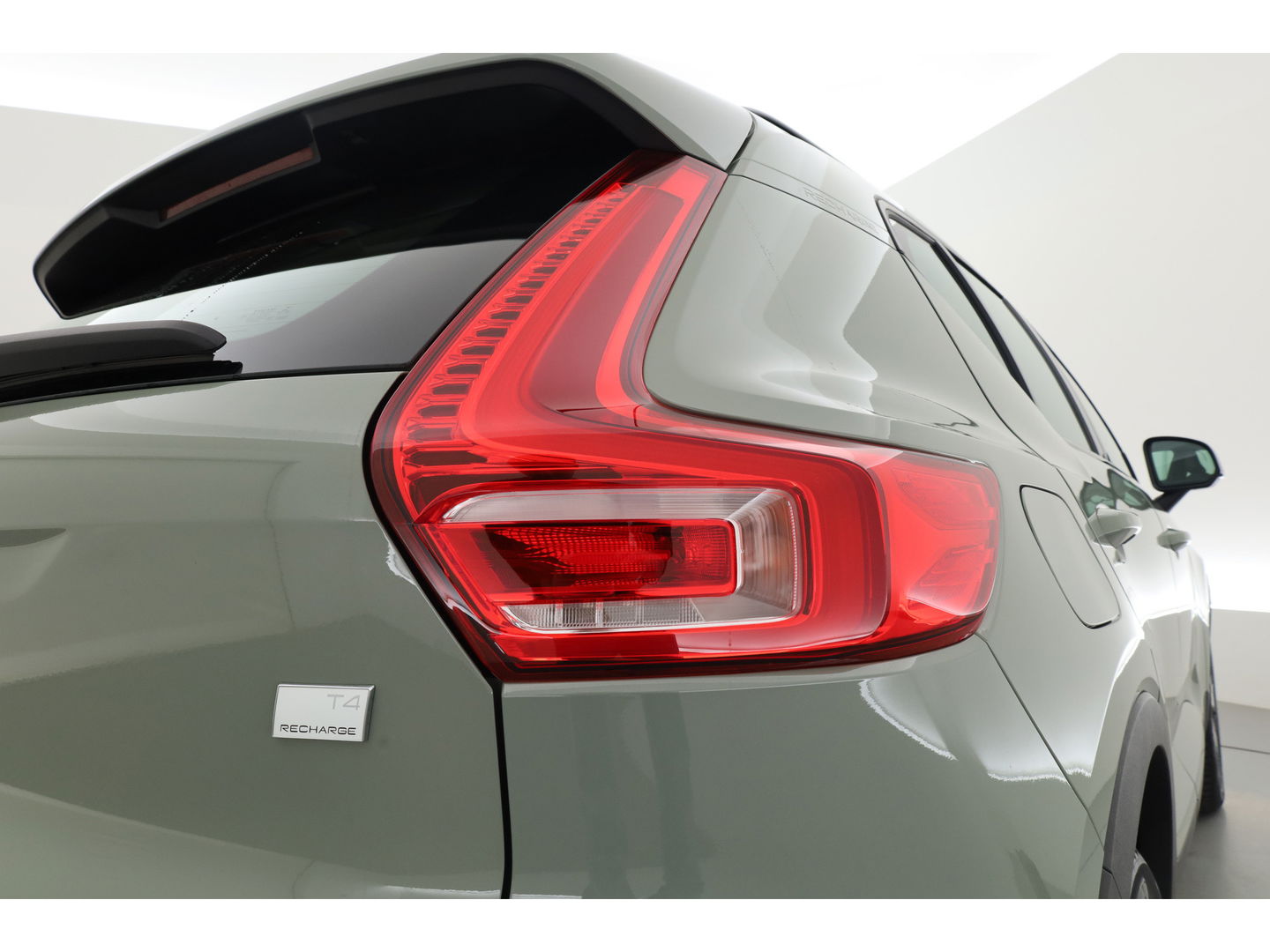 Volvo XC40 1.5 T4 Recharge Plus Dark | Pilot Assist | Elek. Trekhaak | Elek. Stoelen | Harman Kardon |  Camera | Nav+CarPlay |