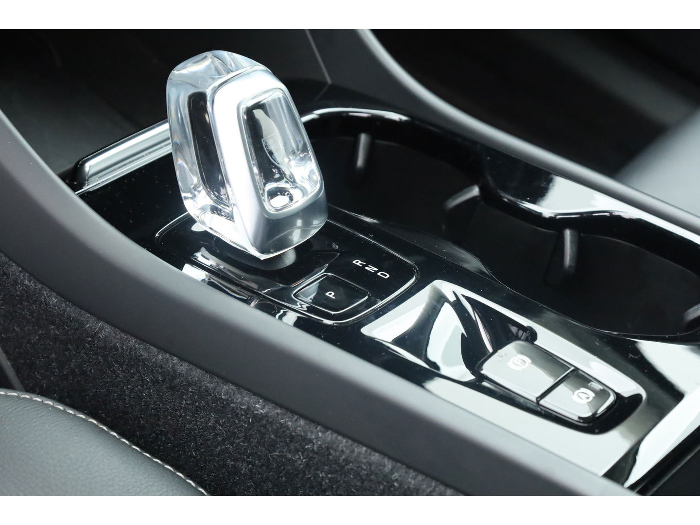 Volvo XC40 1.5 T4 Recharge Plus Dark | Pilot Assist | Elek. Trekhaak | Elek. Stoelen | Harman Kardon |  Camera | Nav+CarPlay |