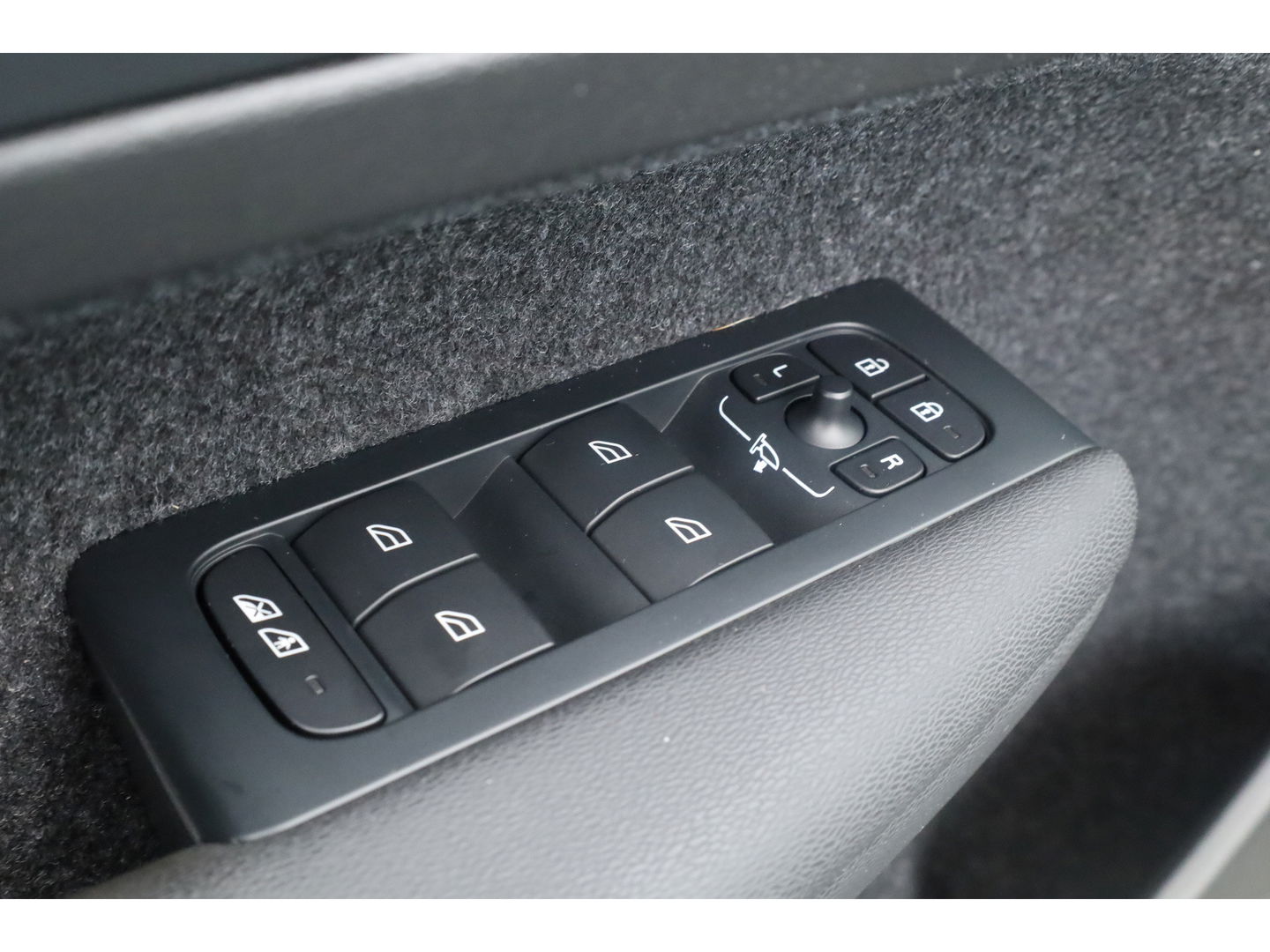 Volvo XC40 1.5 T4 Recharge Plus Dark | Pilot Assist | Elek. Trekhaak | Elek. Stoelen | Harman Kardon |  Camera | Nav+CarPlay |