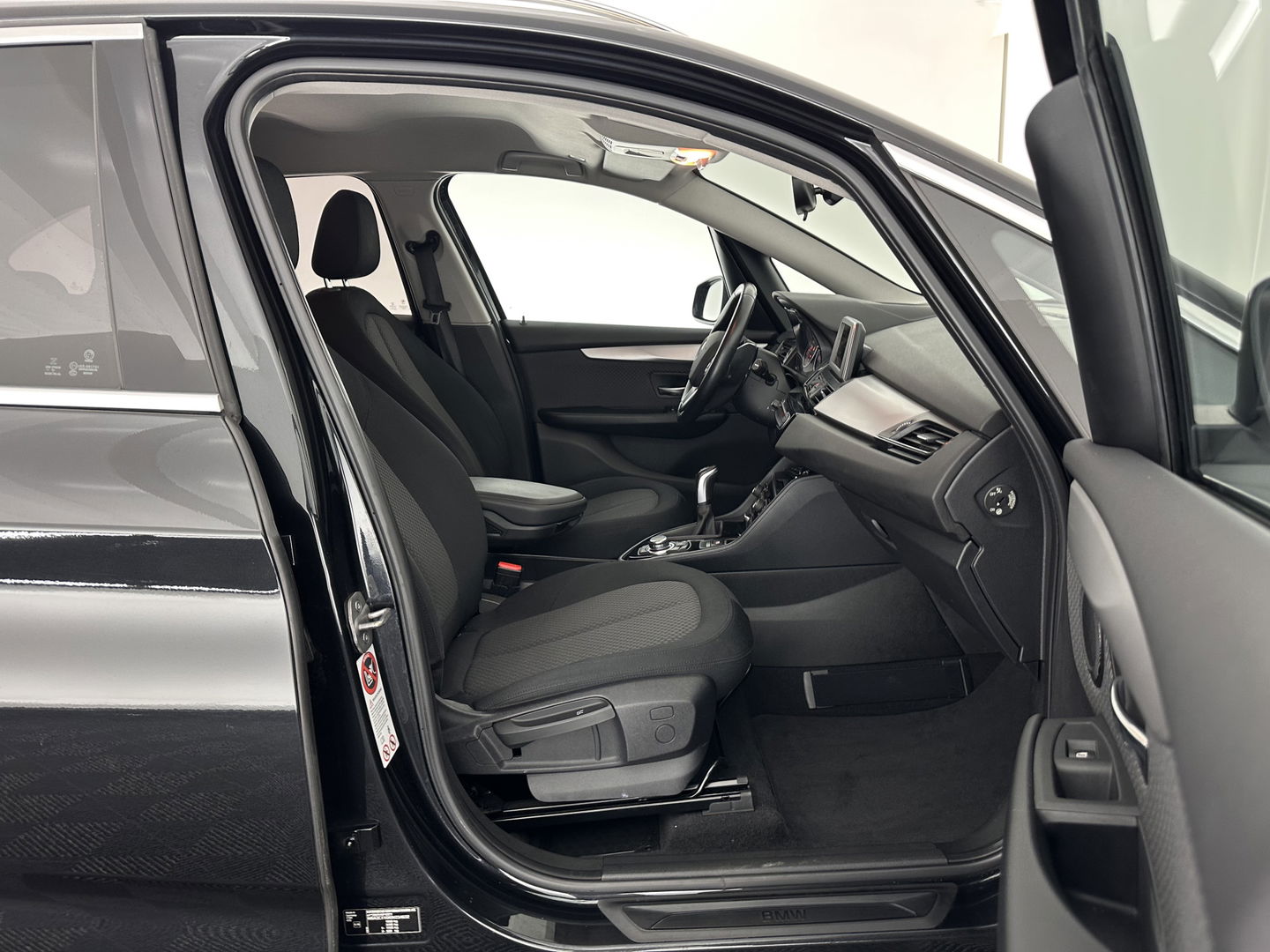 BMW 2 Serie Active Tourer 218d Essential *NAVI-FULLMAP | COMFORTSEATS | PRIVACY-GLASS | ECC | PDC | CRUISE | TOWBAR | 17''ALU *