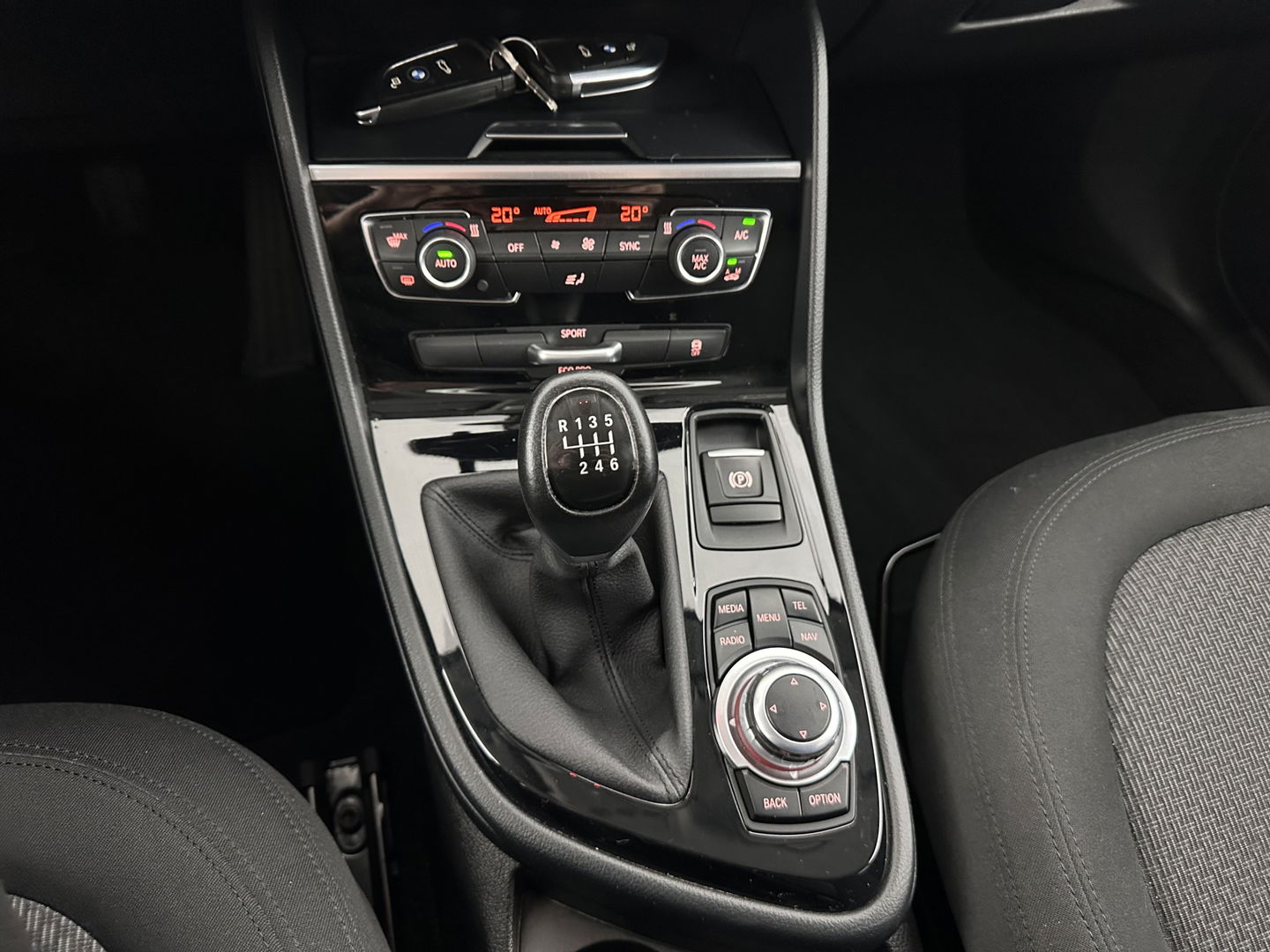 BMW 2 Serie Active Tourer 218d Essential *NAVI-FULLMAP | COMFORTSEATS | PRIVACY-GLASS | ECC | PDC | CRUISE | TOWBAR | 17''ALU *