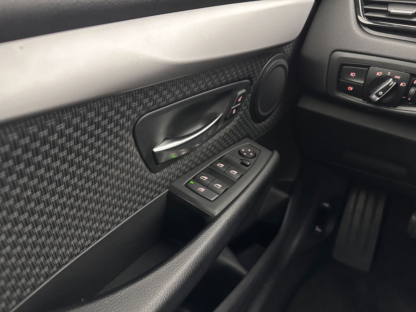 BMW 2 Serie Active Tourer 218d Essential *NAVI-FULLMAP | COMFORTSEATS | PRIVACY-GLASS | ECC | PDC | CRUISE | TOWBAR | 17''ALU *