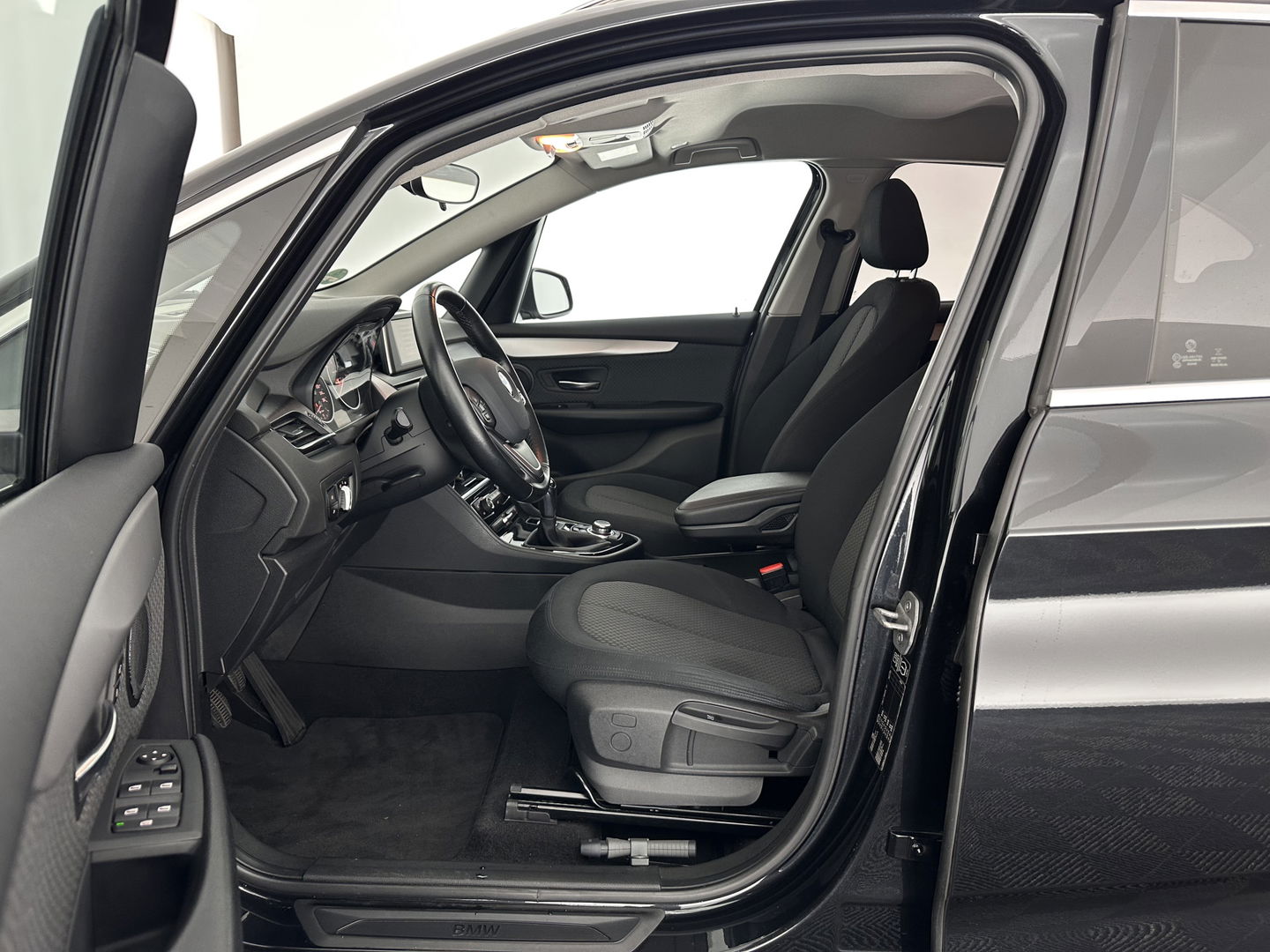 BMW 2 Serie Active Tourer 218d Essential *NAVI-FULLMAP | COMFORTSEATS | PRIVACY-GLASS | ECC | PDC | CRUISE | TOWBAR | 17''ALU *