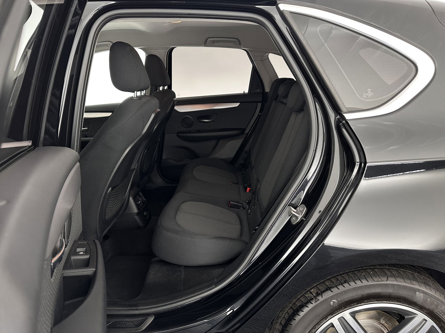 BMW 2 Serie Active Tourer 218d Essential *NAVI-FULLMAP | COMFORTSEATS | PRIVACY-GLASS | ECC | PDC | CRUISE | TOWBAR | 17''ALU *