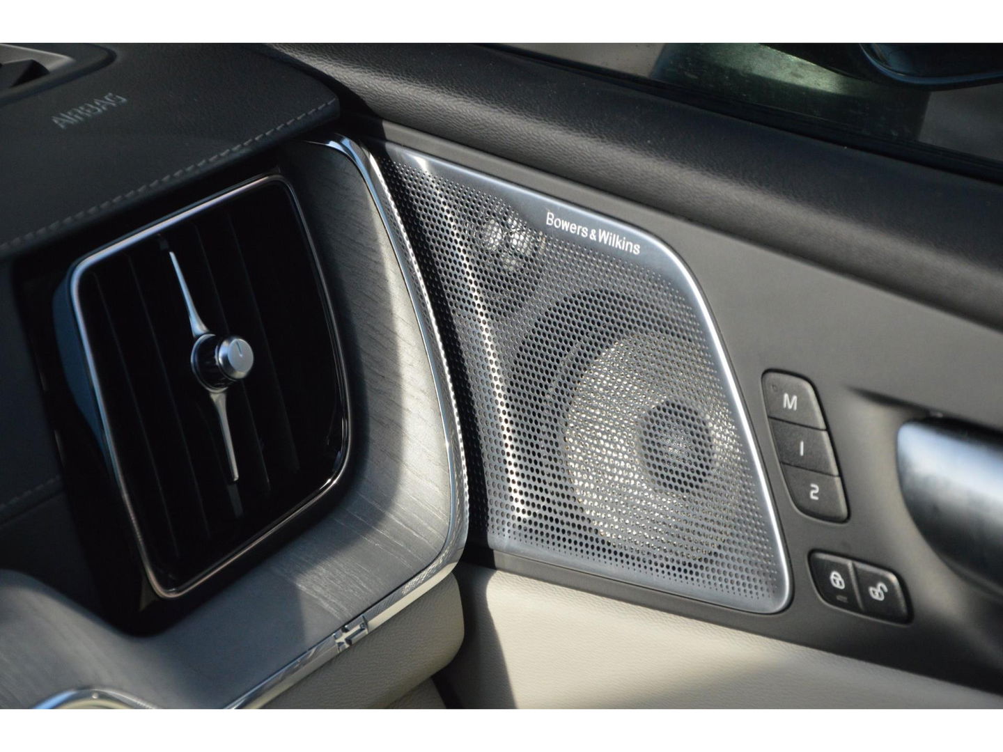 Volvo XC60 T8 Hybride AWD Plus Black | Luchtvering | Massage | Stoelventilatie | Head-Up | Panoramadak | 360° Camera |