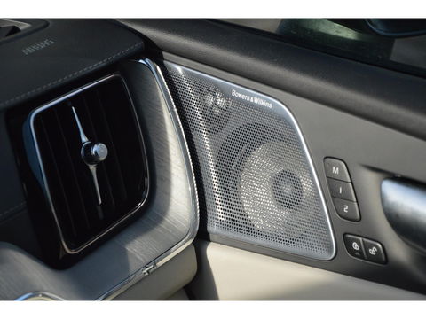 Volvo XC60 T8 Hybride AWD Plus Black | Luchtvering | Massage | Stoelventilatie | Head-Up | Panoramadak | 360° Camera |