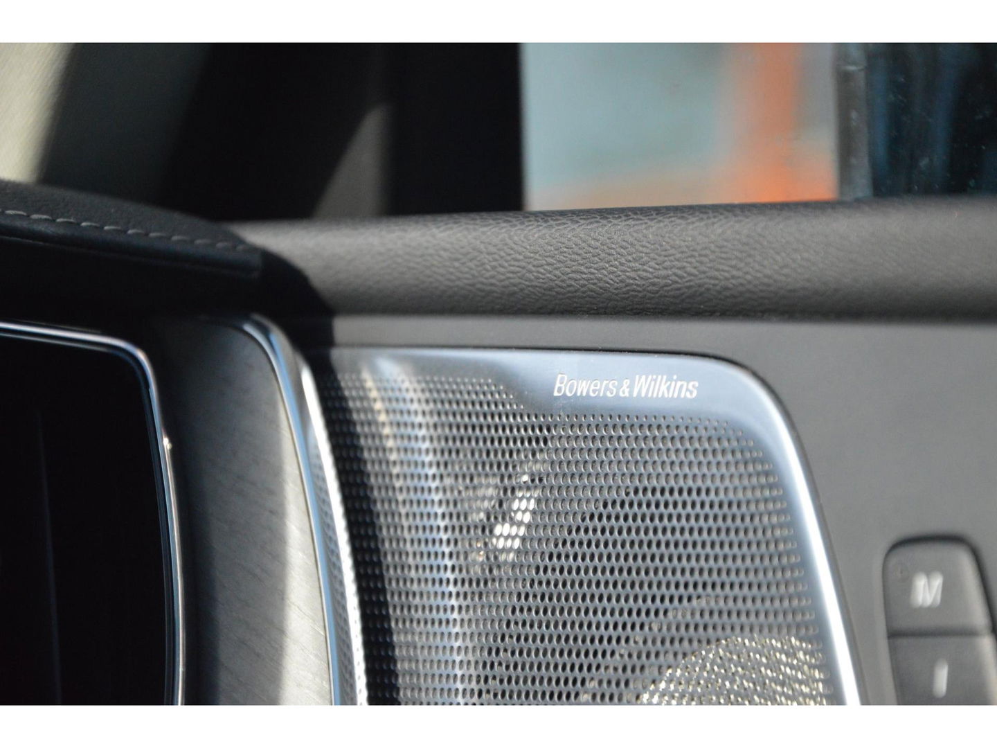 Volvo XC60 T8 Hybride AWD Plus Black | Luchtvering | Massage | Stoelventilatie | Head-Up | Panoramadak | 360° Camera |