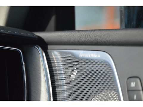 Volvo XC60 T8 Hybride AWD Plus Black | Luchtvering | Massage | Stoelventilatie | Head-Up | Panoramadak | 360° Camera |