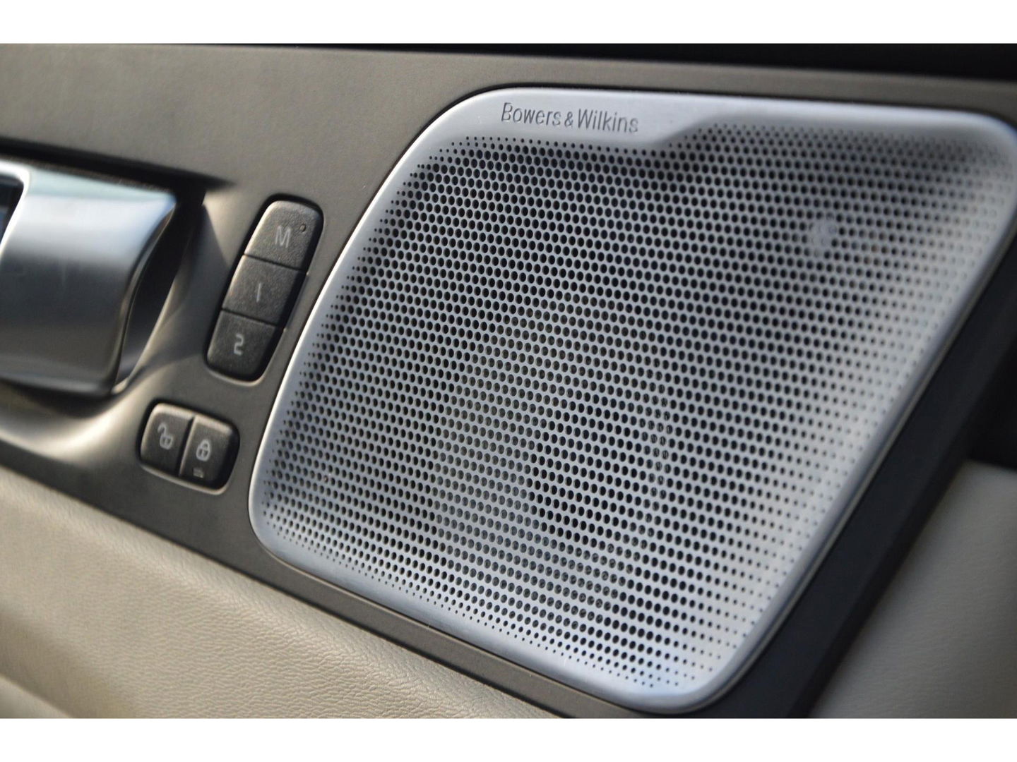 Volvo XC60 T8 Hybride AWD Plus Black | Luchtvering | Massage | Stoelventilatie | Head-Up | Panoramadak | 360° Camera |