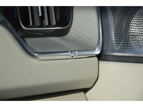 Volvo XC60 T8 Hybride AWD Plus Black | Luchtvering | Massage | Stoelventilatie | Head-Up | Panoramadak | 360° Camera |