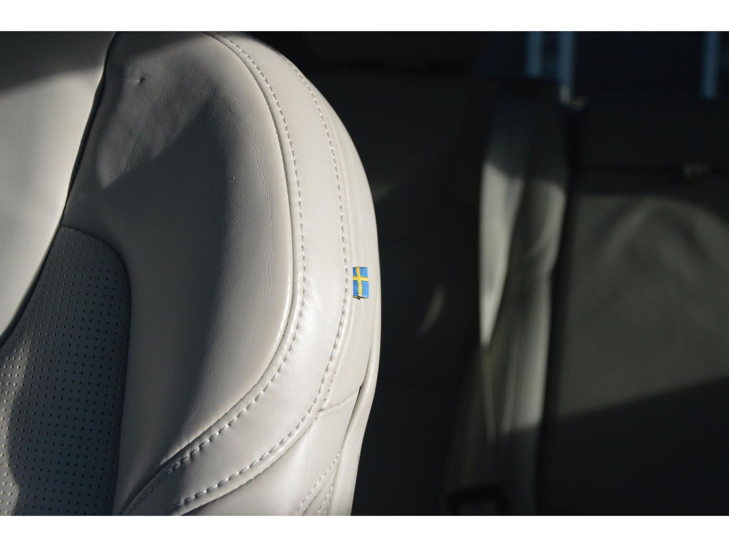 Volvo XC60 T8 Hybride AWD Plus Black | Luchtvering | Massage | Stoelventilatie | Head-Up | Panoramadak | 360° Camera |