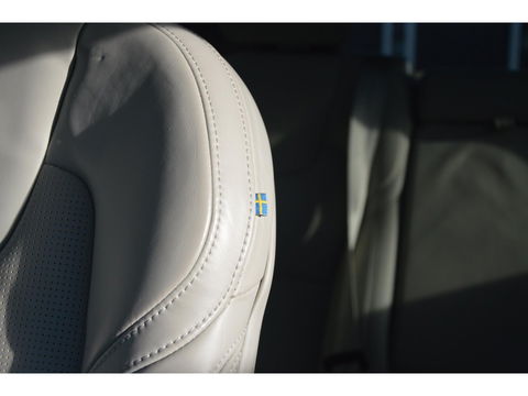 Volvo XC60 T8 Hybride AWD Plus Black | Luchtvering | Massage | Stoelventilatie | Head-Up | Panoramadak | 360° Camera |