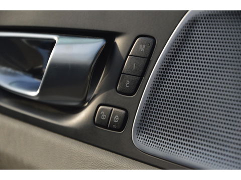 Volvo XC60 T8 Hybride AWD Plus Black | Luchtvering | Massage | Stoelventilatie | Head-Up | Panoramadak | 360° Camera |